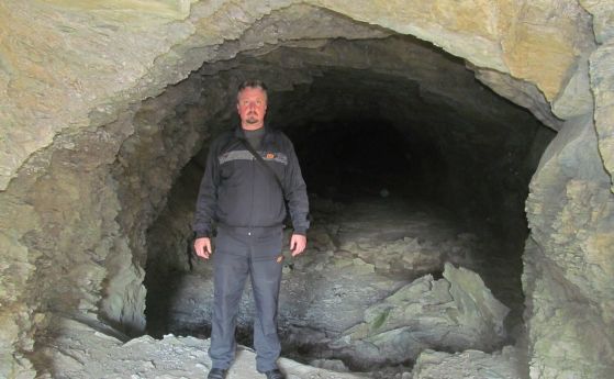 Авторът Ангел Джонев в един от незавършените тунели по трасето.