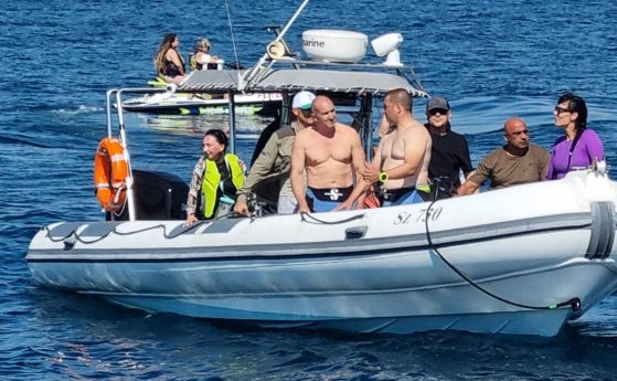 Президентът Румен Радев лично участва в потапянето на кораба Чавдар