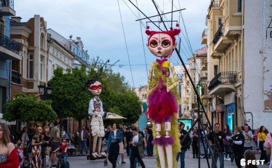 Puppets Occupy Street
