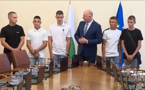 Премиерът Росен Желязков, заедно с децата, участвали в гасенето на огъня в Сунгурларе.
