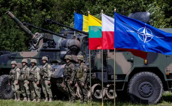 Войници със знамето на НАТО