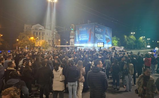 БОЕЦ и младите лекари блокираха заедно Орлов мост (снимки)