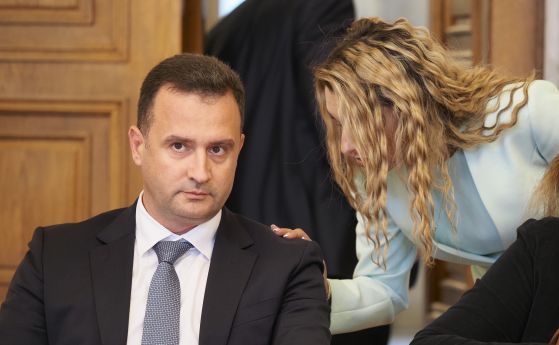 Министърът на енергетиката Жечо Станков и председателят на енергийната комисия Павела Митова в парламента