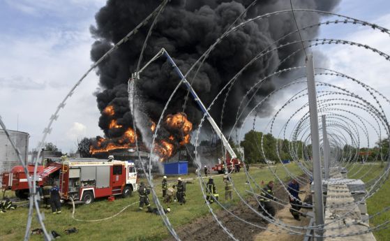 Руски пожарникари гасят пожар след експлозия в петролно депо в руския град Воронеж, разположен на около 460 км на юг от Москва, 24 юни 2023 г. Снимка: Andrey Arxipov, Kommersant Publishing House via AP