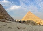 Арестуваха трима туристи, позирали голи зад Хеопсовата пирамида