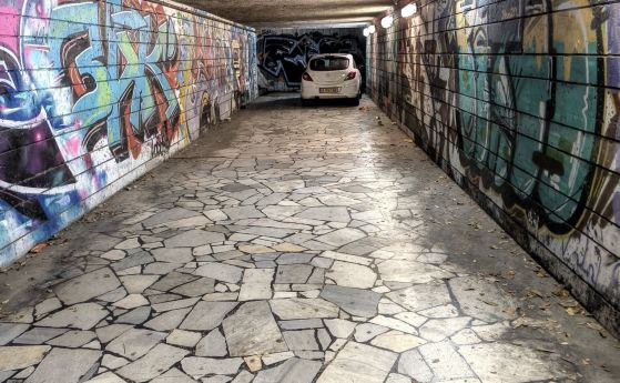 Автомобил с чуждестранна регистрация паркира във варненски подлез