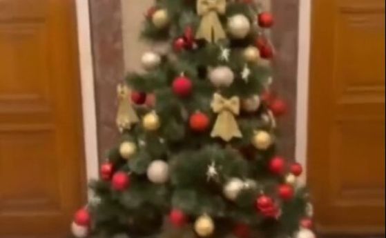 Само под елхата на Пеевски има подаръци в НС