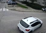 Шофьор в Хасково се качи с колата си върху тротоар и едва не блъсна жена с куче