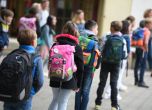 Деца отиват на училище