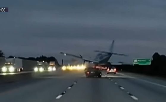 Моментът, в който самолетът се "приземява" върху колата във Флорида.