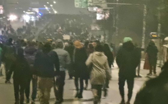 Протестиращите вървят по Цариградско шосе