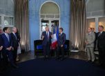 Президентът на САЩ Доналд Тръмп (вляво) се среща днес с френския си колега Еманюел Макрон в кулоарите на лидерския форум на Г-7 в Евиан, Франция, 15 юни 2026 г.