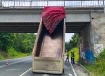 Шофьор забрави да свали коша на камиона си и порути моста край Китен