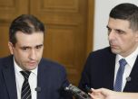 Божидар Божанов и Ивайло Мирчев пред стаята на комисията по контрол за службите. БГНЕС/Боян Топчийски