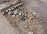 Разбити тротоари около ремонтираното кръстовище на Руски паметник