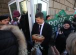 С питка, цветя и подлята вода: ''Величие'' влязоха в НС (снимки) slid С питка, цветя и подлята вода: ''Величие'' влязоха в НС (снимки) slid