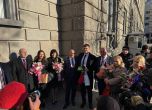 С питка, цветя и подлята вода: ''Величие'' влязоха в НС (снимки) slid С питка, цветя и подлята вода: ''Величие'' влязоха в НС (снимки) slid