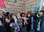 С питка, цветя и подлята вода: ''Величие'' влязоха в НС (снимки) slid С питка, цветя и подлята вода: ''Величие'' влязоха в НС (снимки) slid