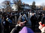 Американците настръхнаха, след като имиграционните застреляха майка в колата ѝ slid Американците настръхнаха, след като имиграционните застреляха майка в колата ѝ slid