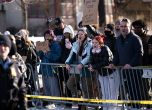 Американците настръхнаха, след като имиграционните застреляха майка в колата ѝ slid Американците настръхнаха, след като имиграционните застреляха майка в колата ѝ slid