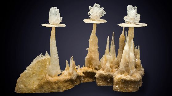 Жълтеникаво бял кристал от калцит, образуван в пещера