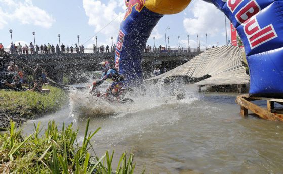 Джони Уолкър отново спечели Red Bull Romaniacs