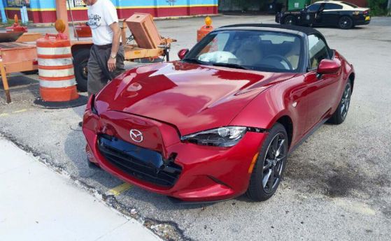 Американец размаза чисто нова Mazda MX-5, метри след като я купи