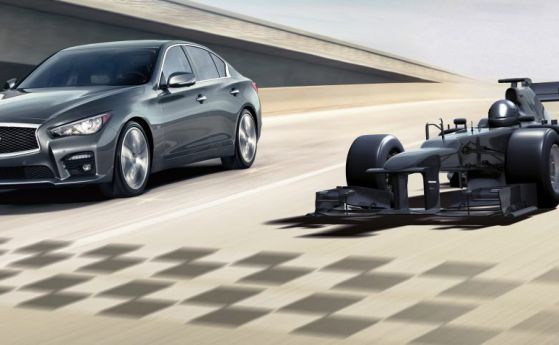 Infiniti качва клиент в болид от F1