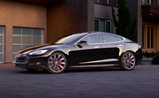 И Tesla залита към автономните автомобили
