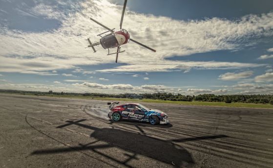 Хеликоптер срещу Toyota в каскада на Red Bull (видео)