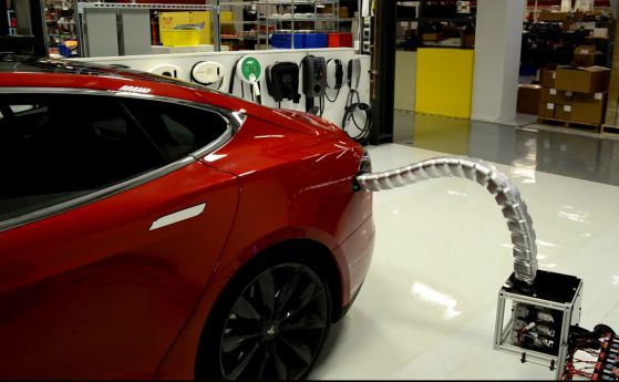 Робот зарежда Tesla Model S (видео)