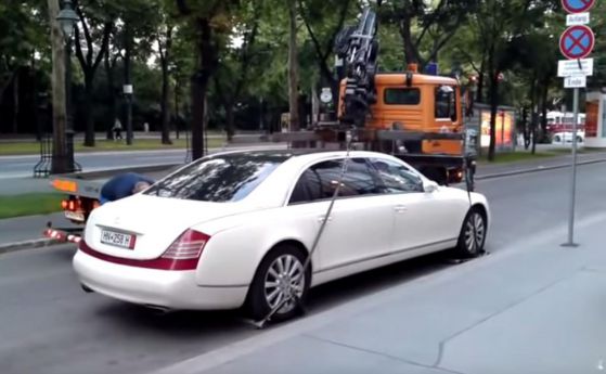 Паяк загуби битка с Maybach  (видео)