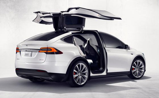 Новата Tesla Model X се появи предпремиерно