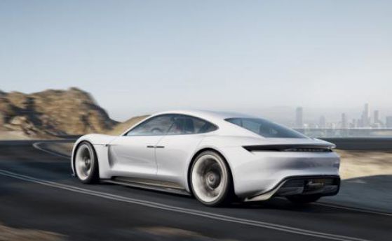 Видео: Неузнаваемо Porsche превзема Франкфурт
