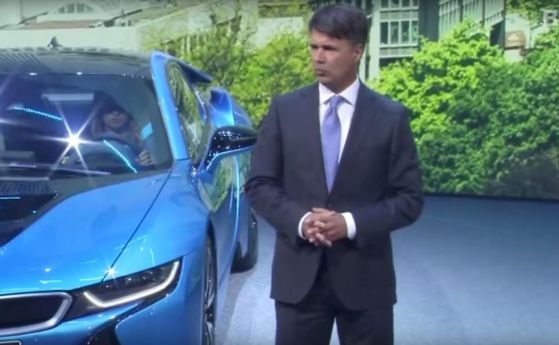 Шефът на BMW припадна на сцената във Франкфурт