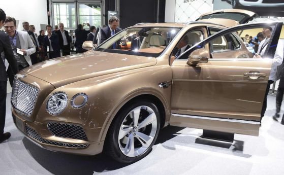 Bentley връчва първия Bentayaga на кралица Елизабет II