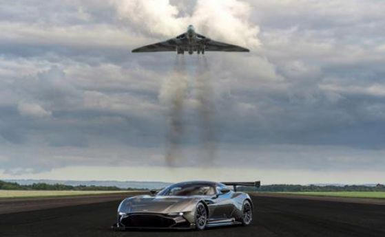 Видео: Aston Martin Vulcan срещна баща си