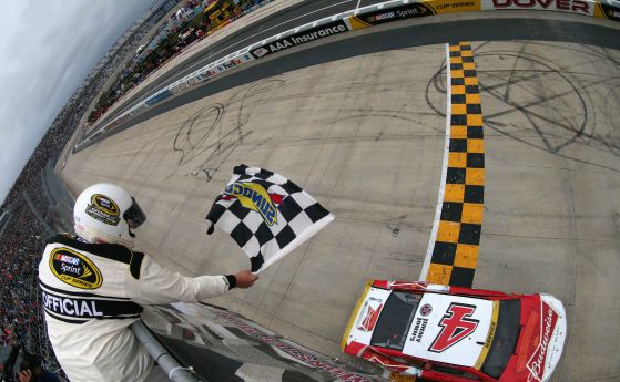 NASCAR: Харвик се спаси, Джонсън аут от битката за титлата