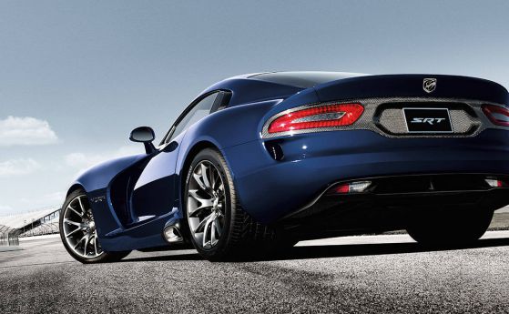Край с великия Dodge Viper?