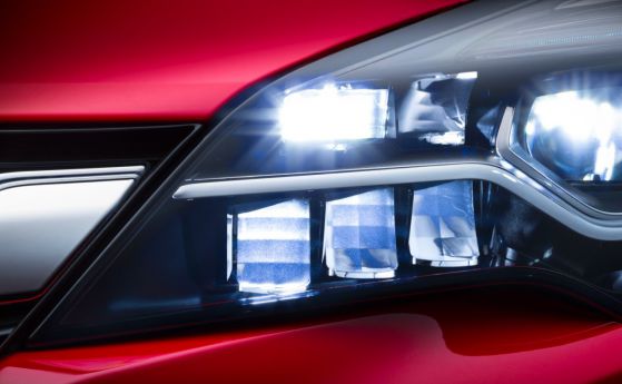 Opel Astra с награда SAFETYBEST 2015 за светлините IntelliLux LED