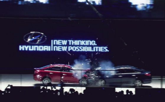 Hyundai сблъска американска и корейска Sonata, за да докаже, че са еднакво качествени (видео)
