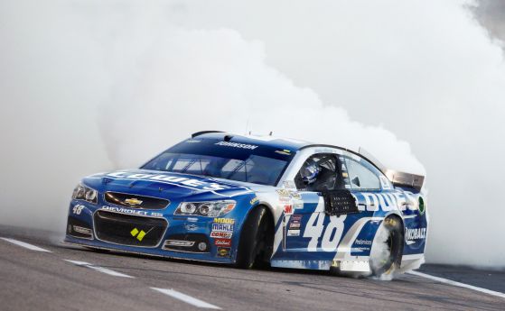 NASCAR: Джонсън взе победата в Тексас под носа на Кеселовски