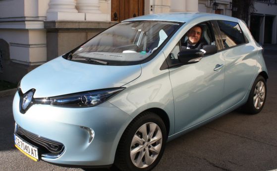 Френският посланик тества премиерно електрическото Renault Zoe