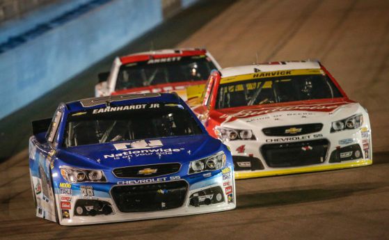 NASCAR: Ърнхард взе дъждовния Финикс