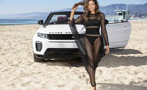 Момичето на Бонд Наоми Харис позира с Range Rover Evoque Convertible (видео)