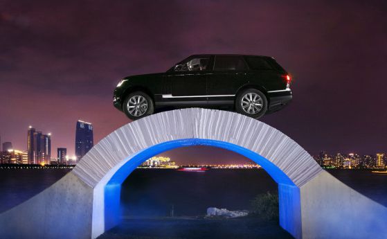 Range Rover премина през хартиен мост (Видео)