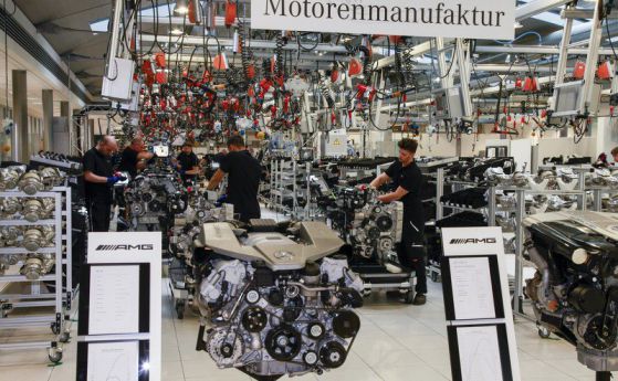 Mercedes увеличава производството на V12 двигатели, не стигат