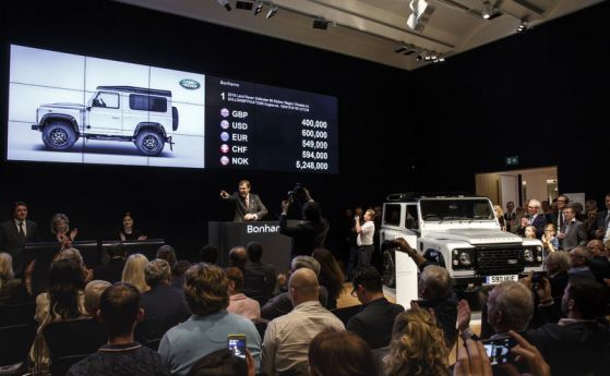 Продадоха юбилейния Land Rover Defender за 400 000 паунда