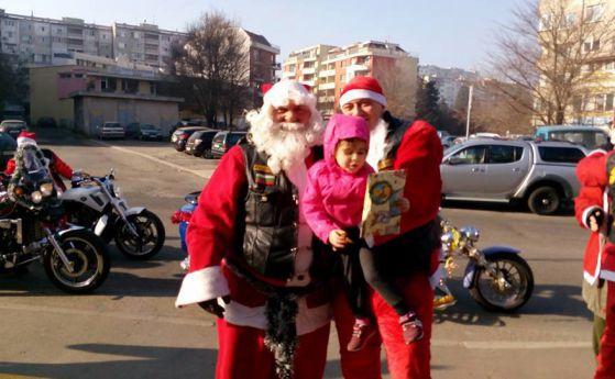 Стотици подаръци на малчуганите раздадоха мотористите из страната