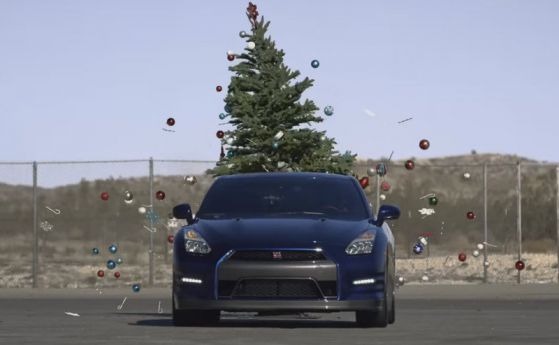 Nissan GT-R ни помага да разтребим коледната декорация за секунди (видео)